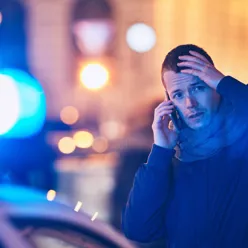 En mann som snakker i mobiltelefon