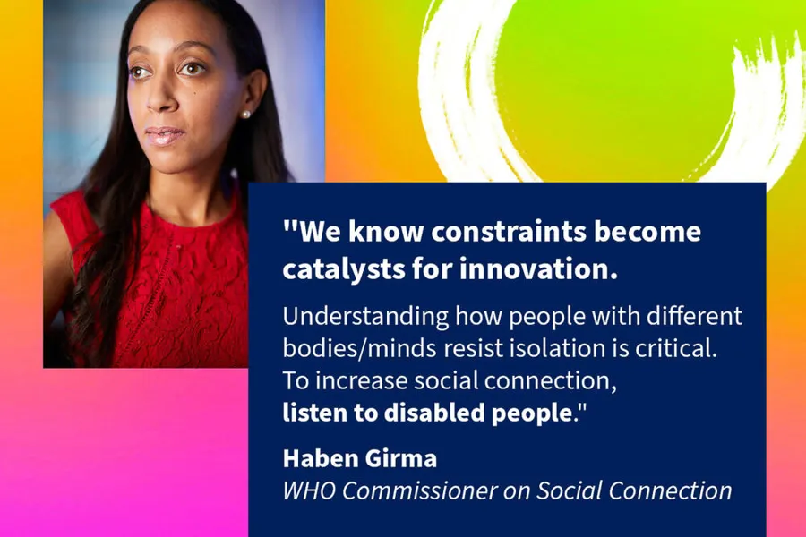 Bildekollasj hvor farget dame i rød topp er i fokus