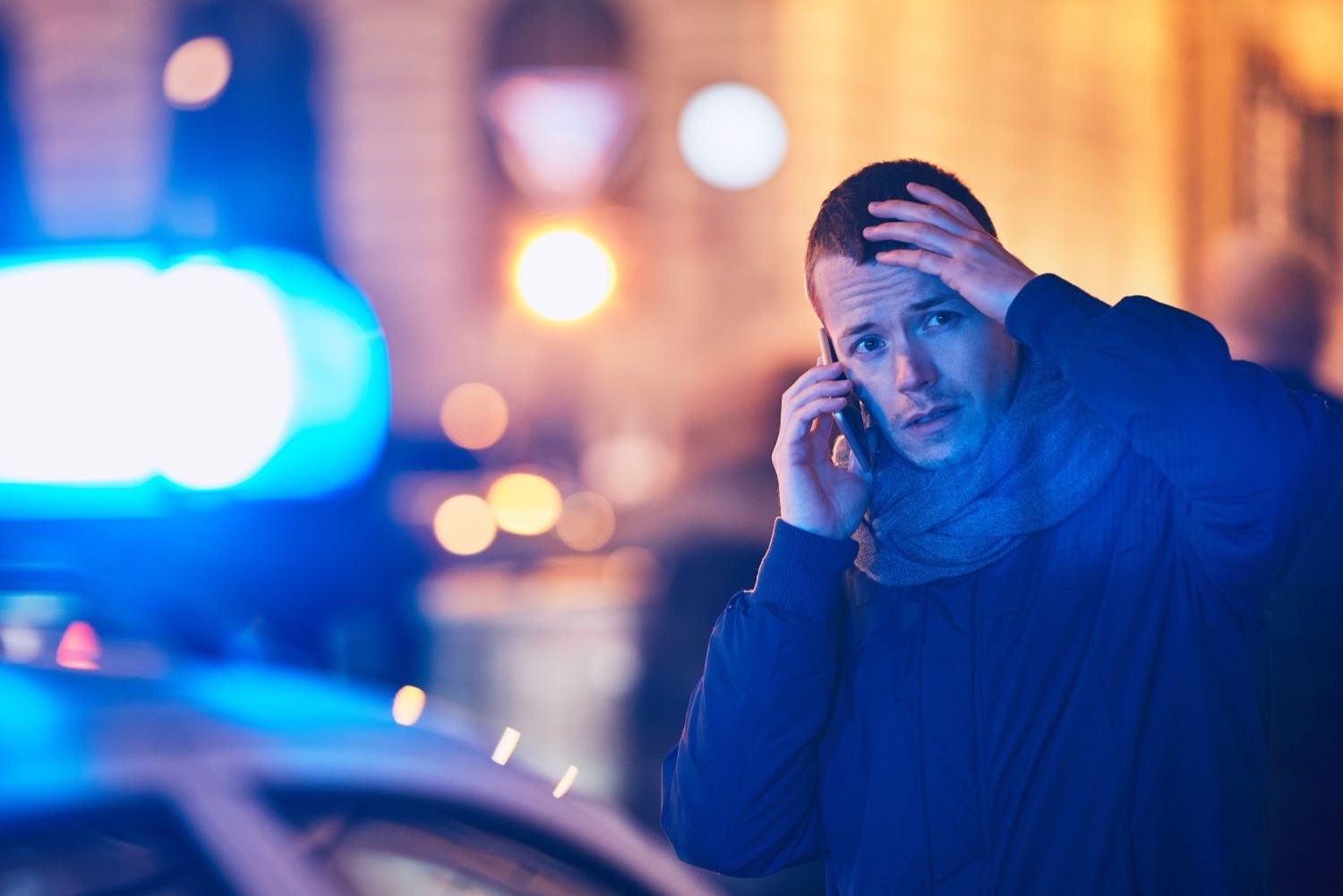 En mann som snakker i mobiltelefon