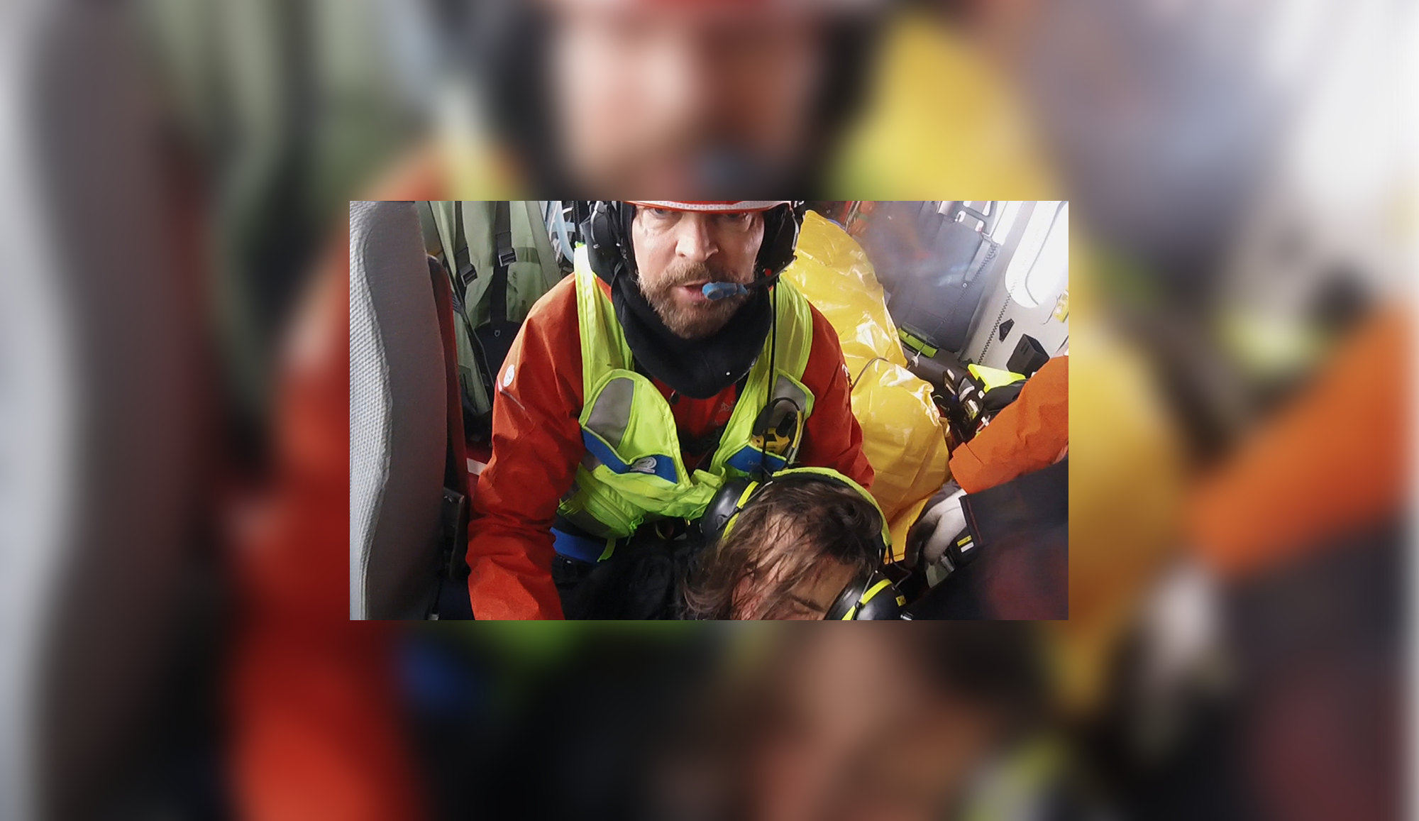 En person i gul vest