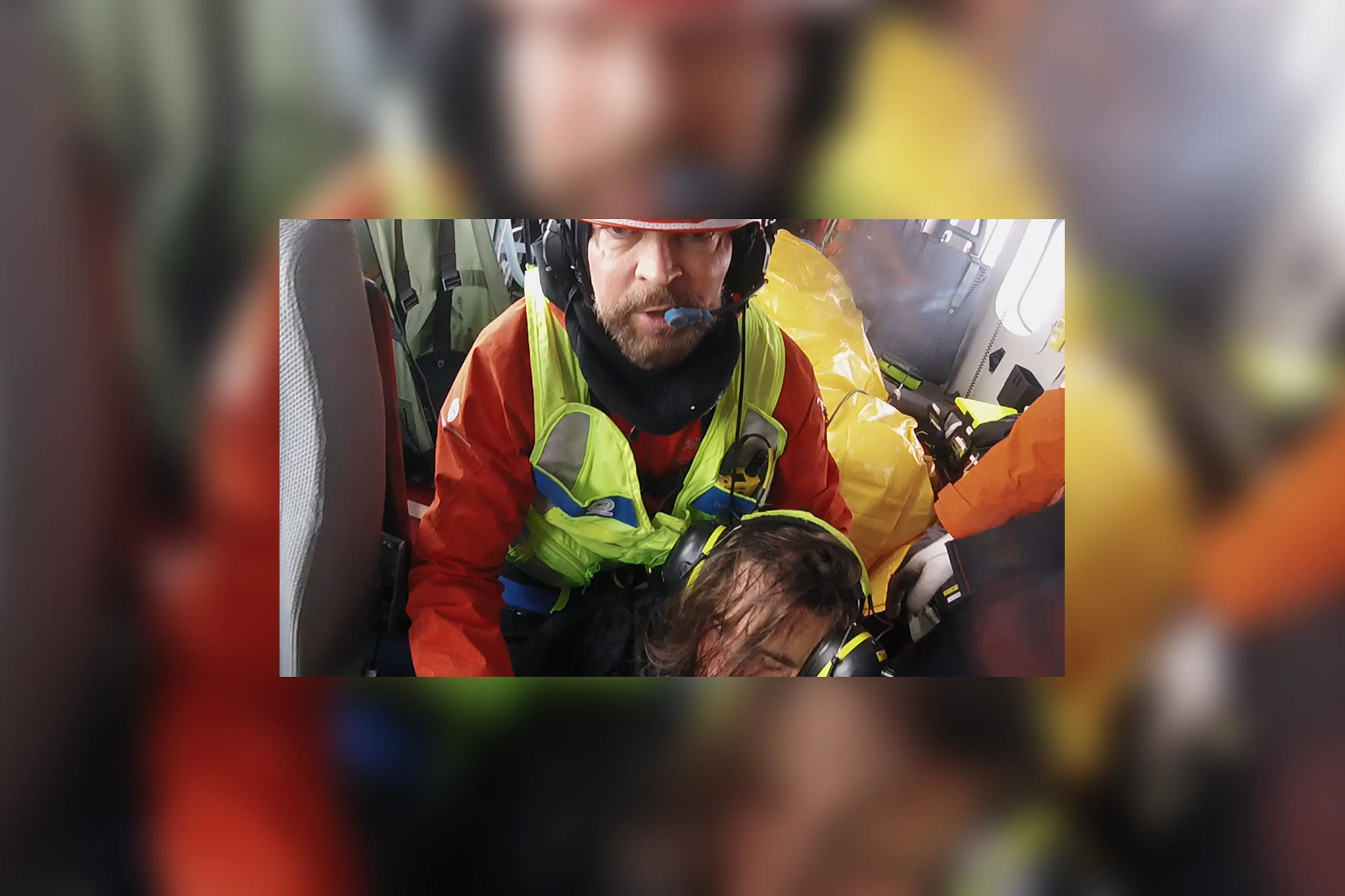 En person i gul vest