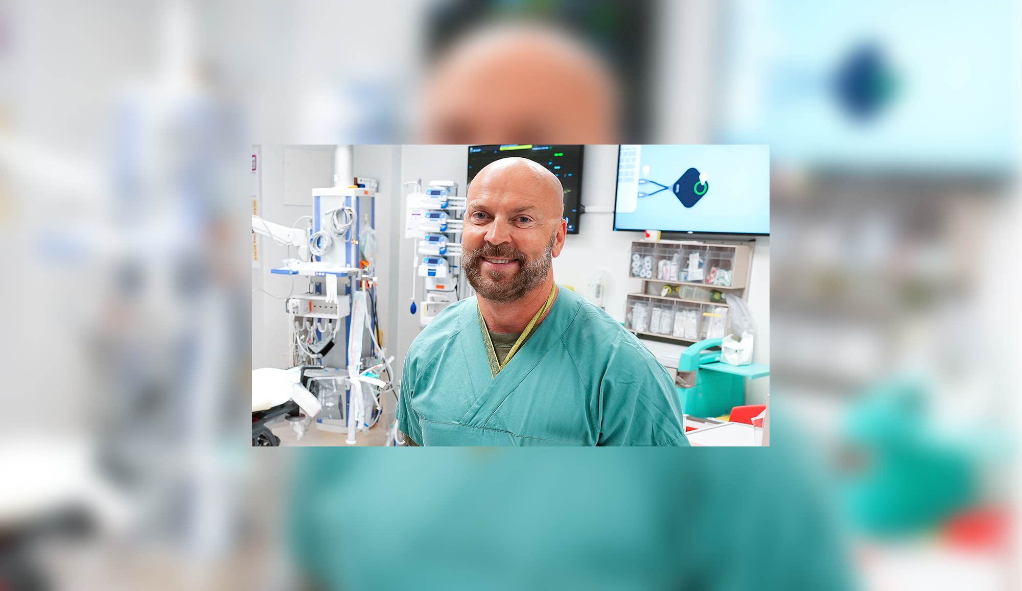 En mann i grønn skjorte