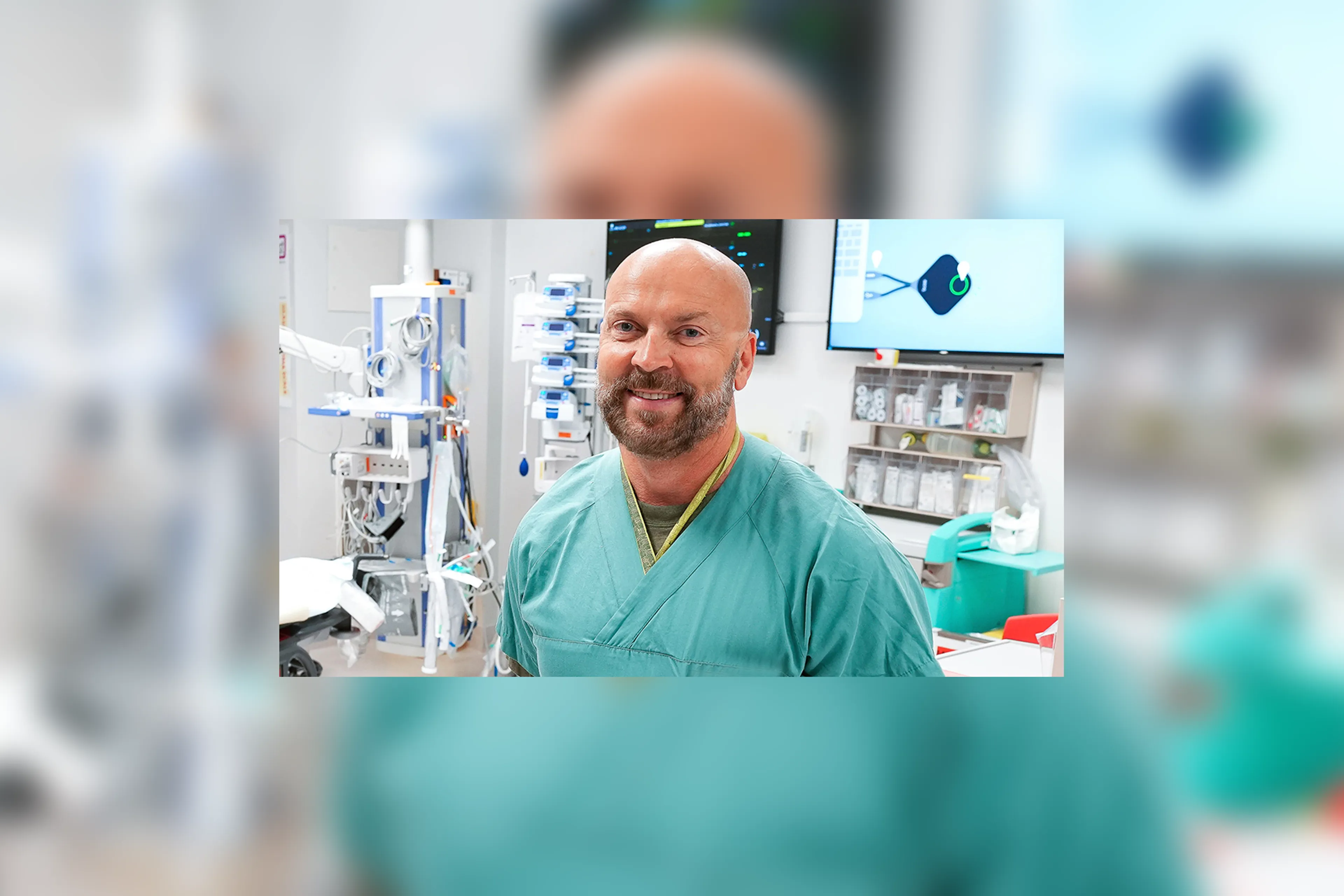 En mann i grønn skjorte