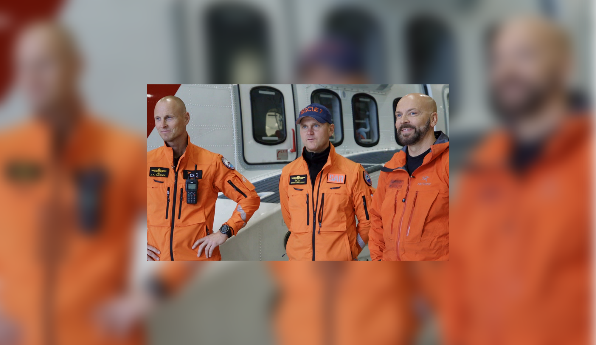 En gruppe menn i oransje kjeledresser