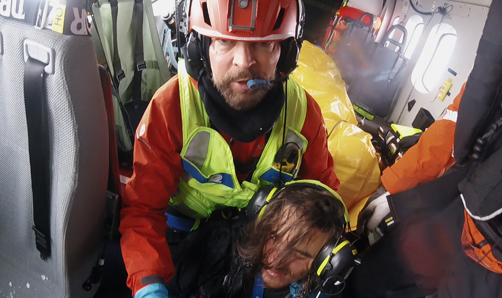 En mann i rød og gul jakke i en tunnel