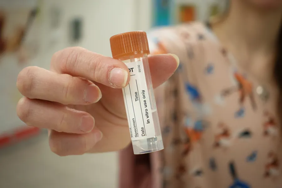 En person som holder en flaske