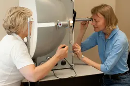 Et par kvinner som jobber på en maskin