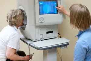 En person som ser på en dataskjerm