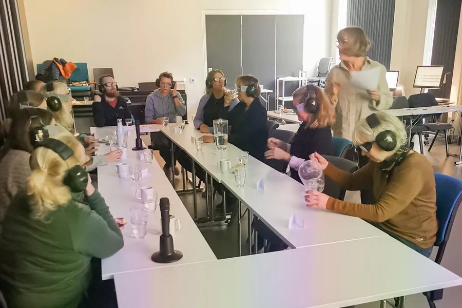 En gruppe mennesker som sitter ved et bord