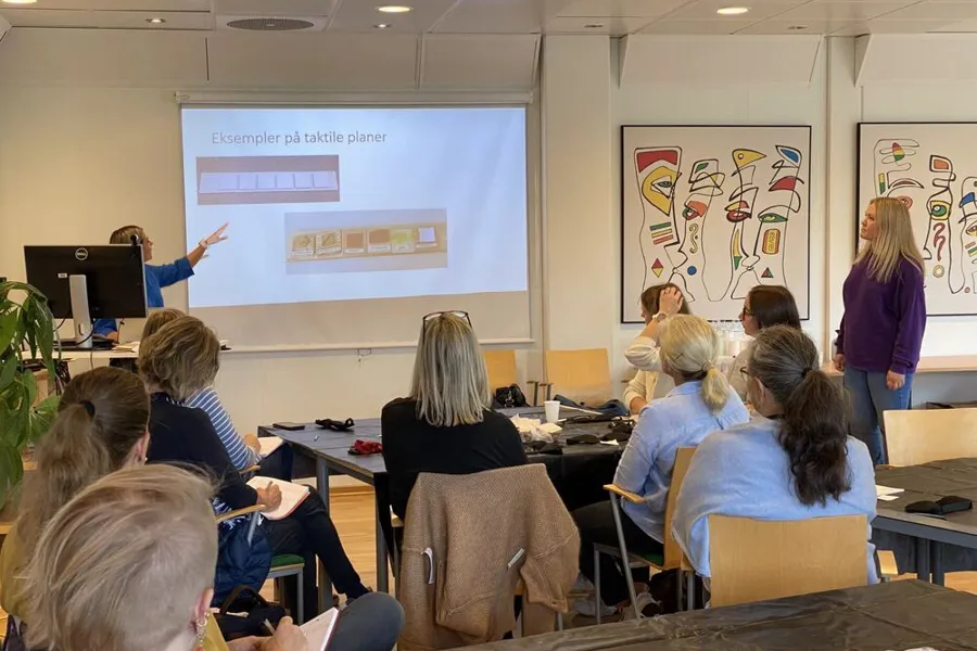 Klasseromsundervisning hvor en presentasjon vises på skjerm