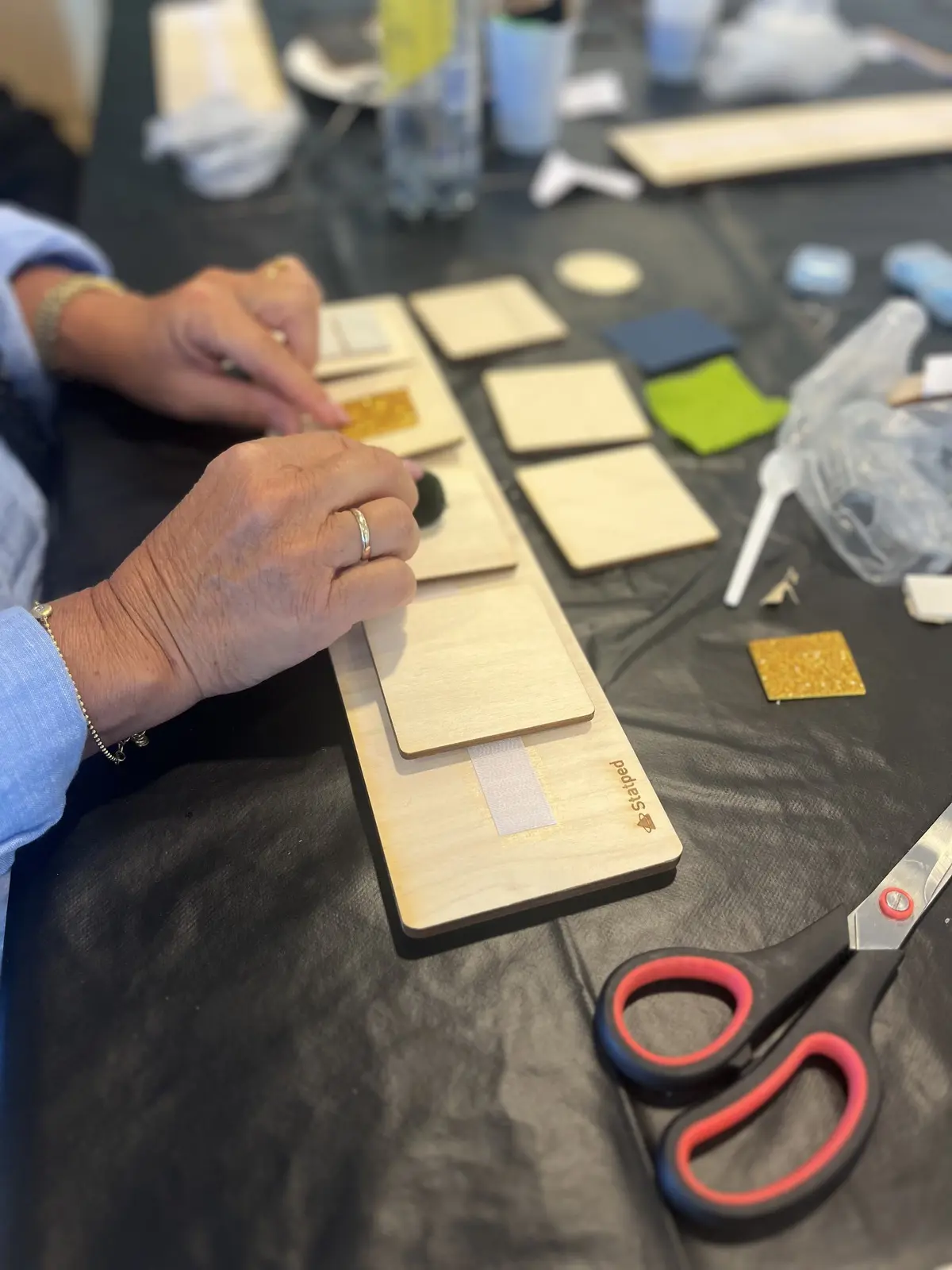 En person som limer sammen ting