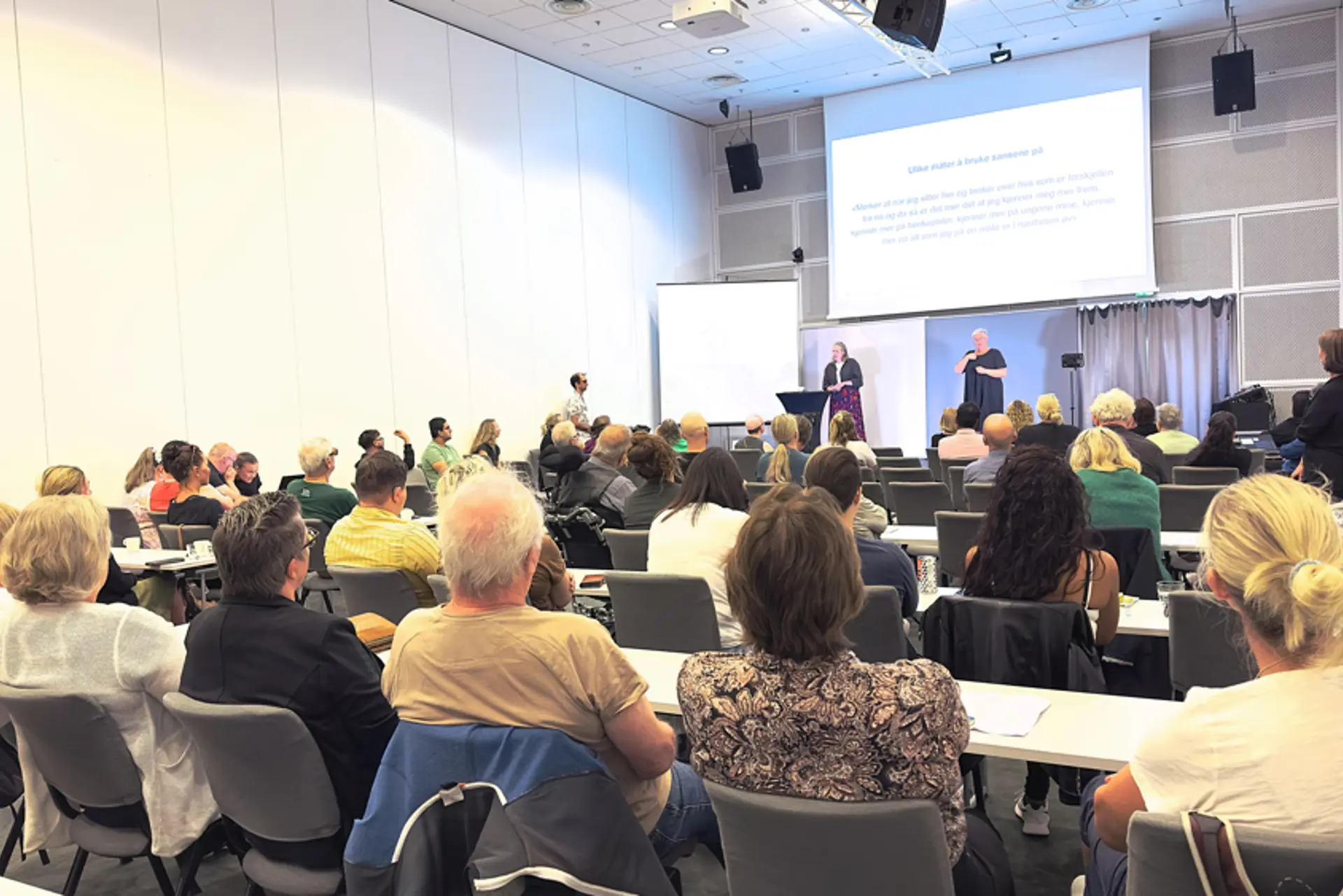 Deltakere som sitter i et auditorium