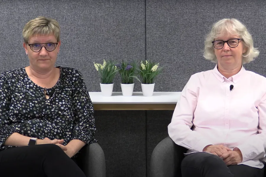 To kvinner som sitter på en sofa