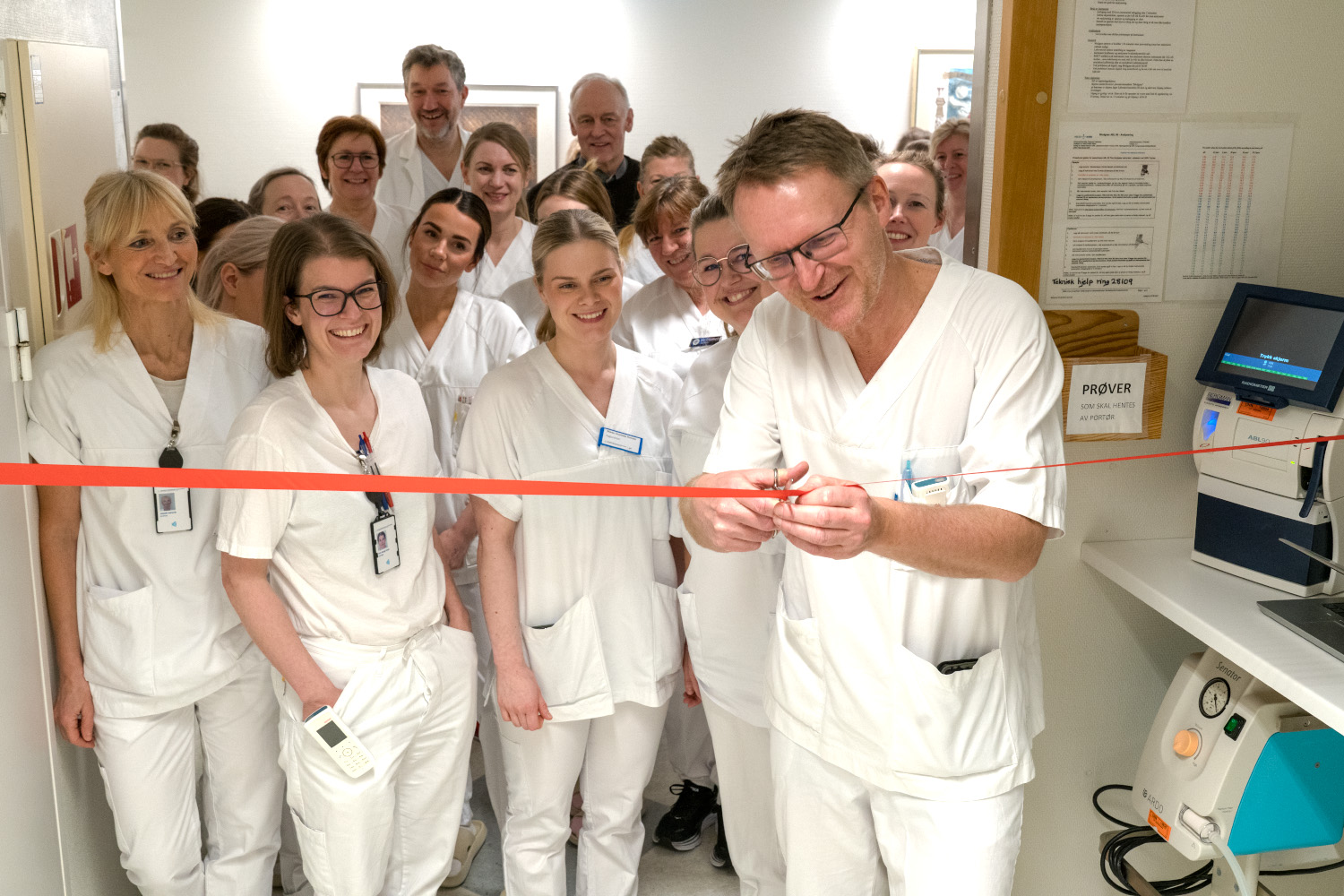 En gruppe mennesker i hvite laboratoriefrakker