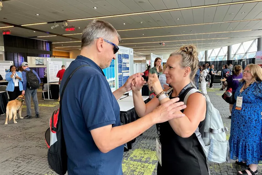 En mann og kvinne som står og holder hverandre i hendene