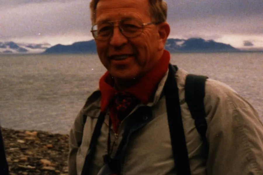 En mann med briller og ryggsekk