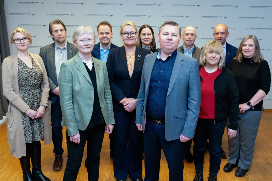 En gruppe mennesker som poserer for et bilde