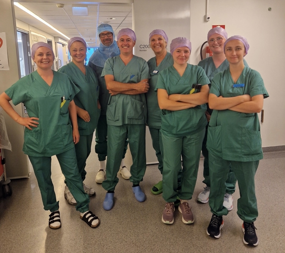 Sykehuspersonell i grønn uniform