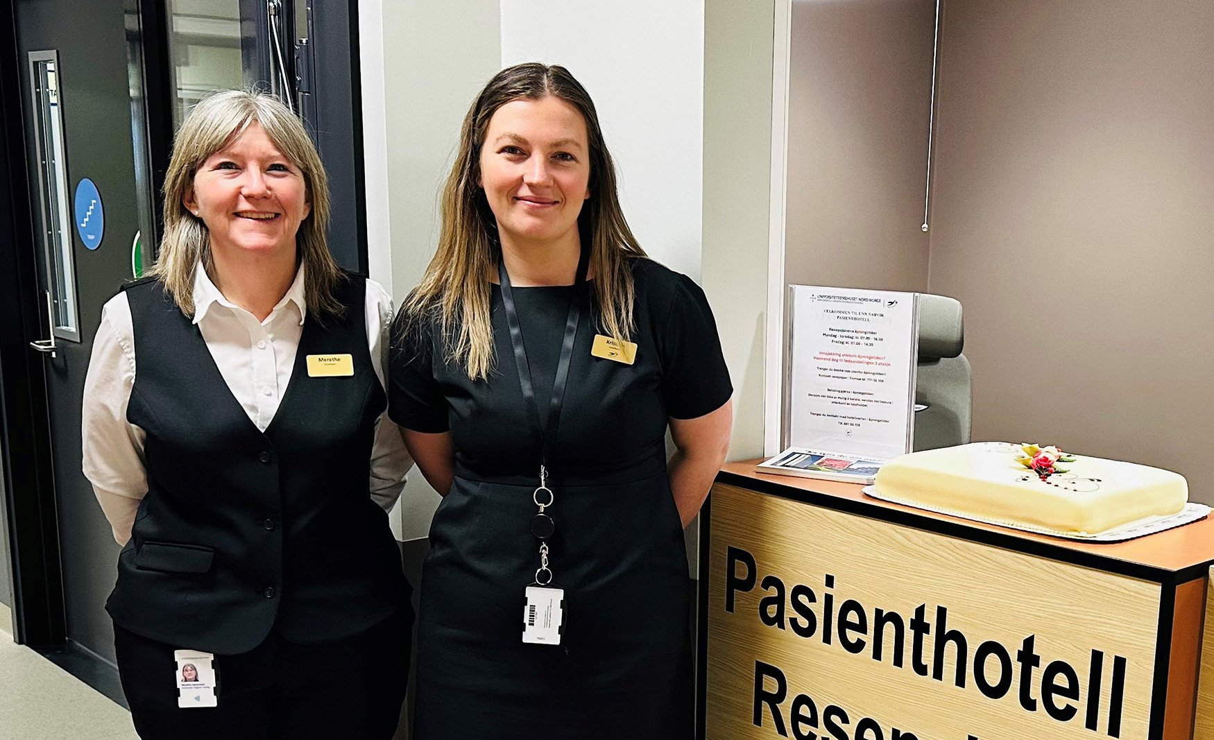 Et par kvinner som står ved siden av en kake