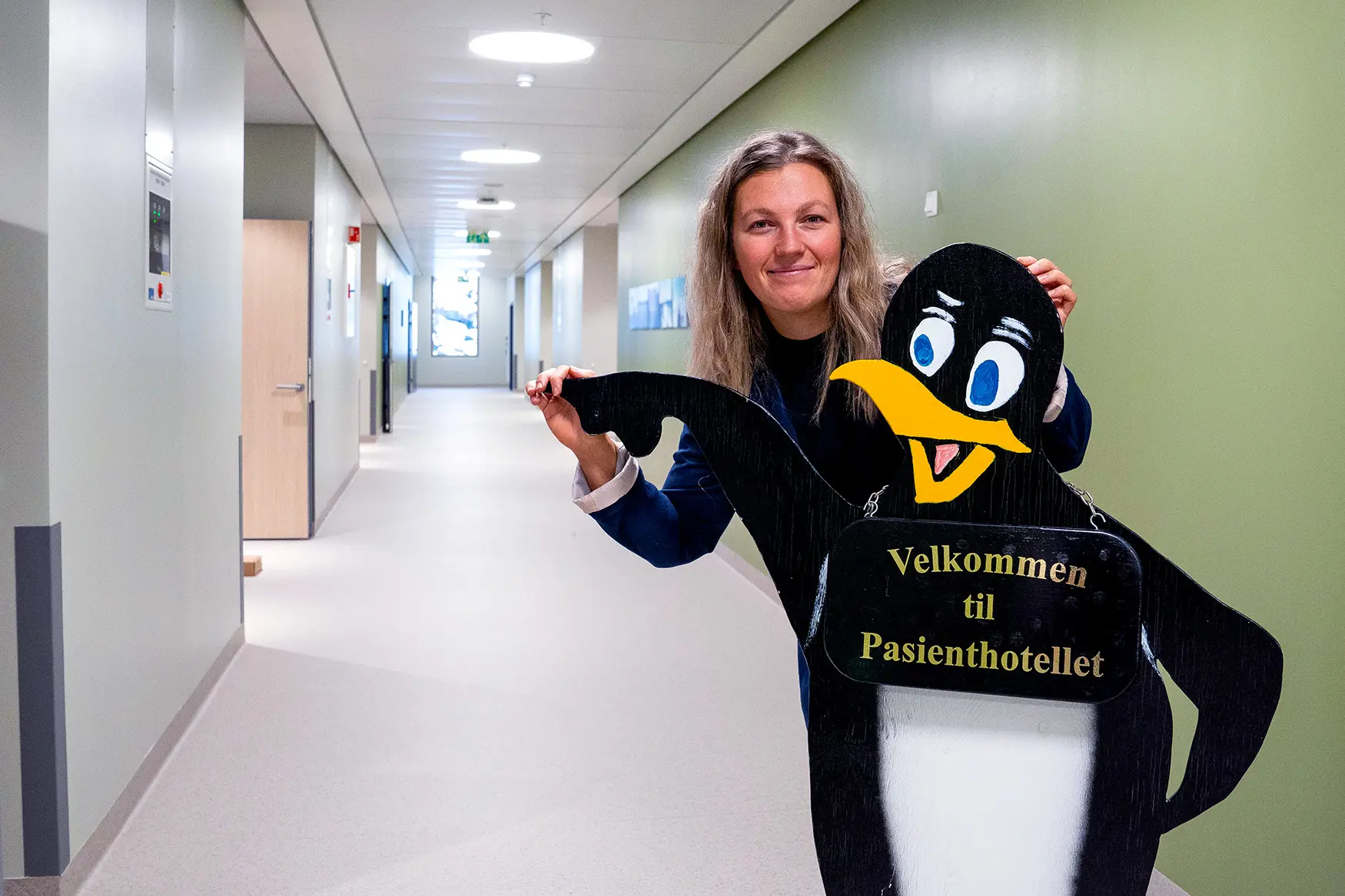 En person som holder et kosedyr