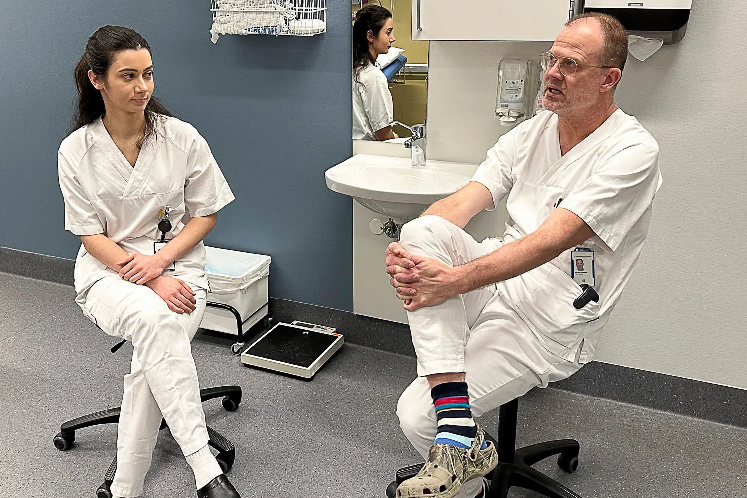 En mannlig og en kvinnelig kliniker som sitter