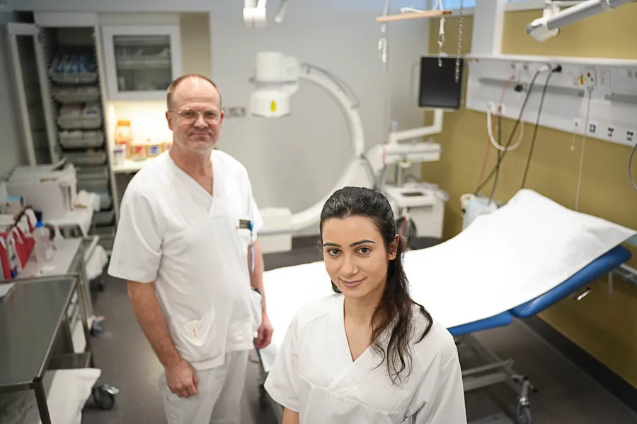 En mannlig og kvinnelig lege på et sykehusrom