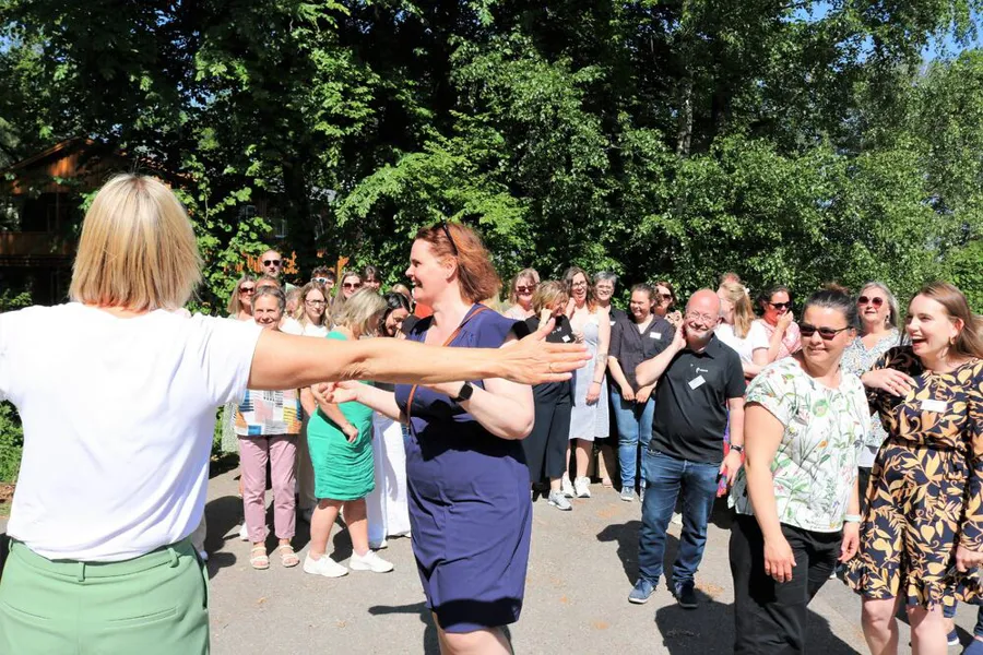 En gruppe mennesker som blir dirigert