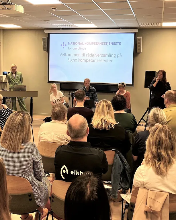 En gruppe personer i et rom