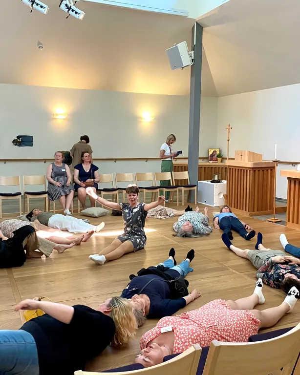 En gruppe mennesker som trener