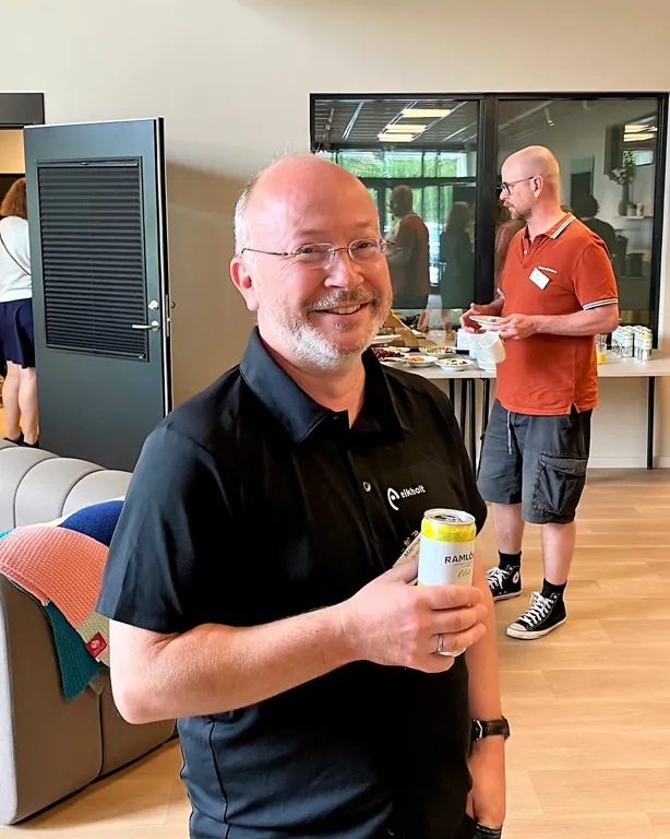 En mann som holder en kopp