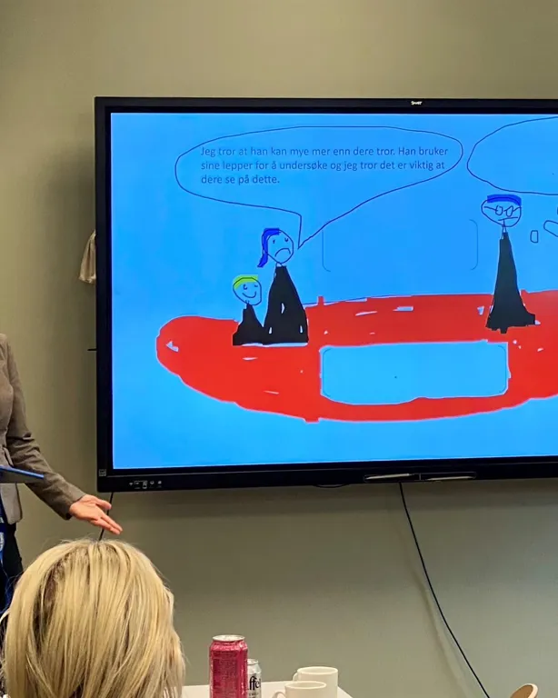 Ei dame som holder en presentasjon