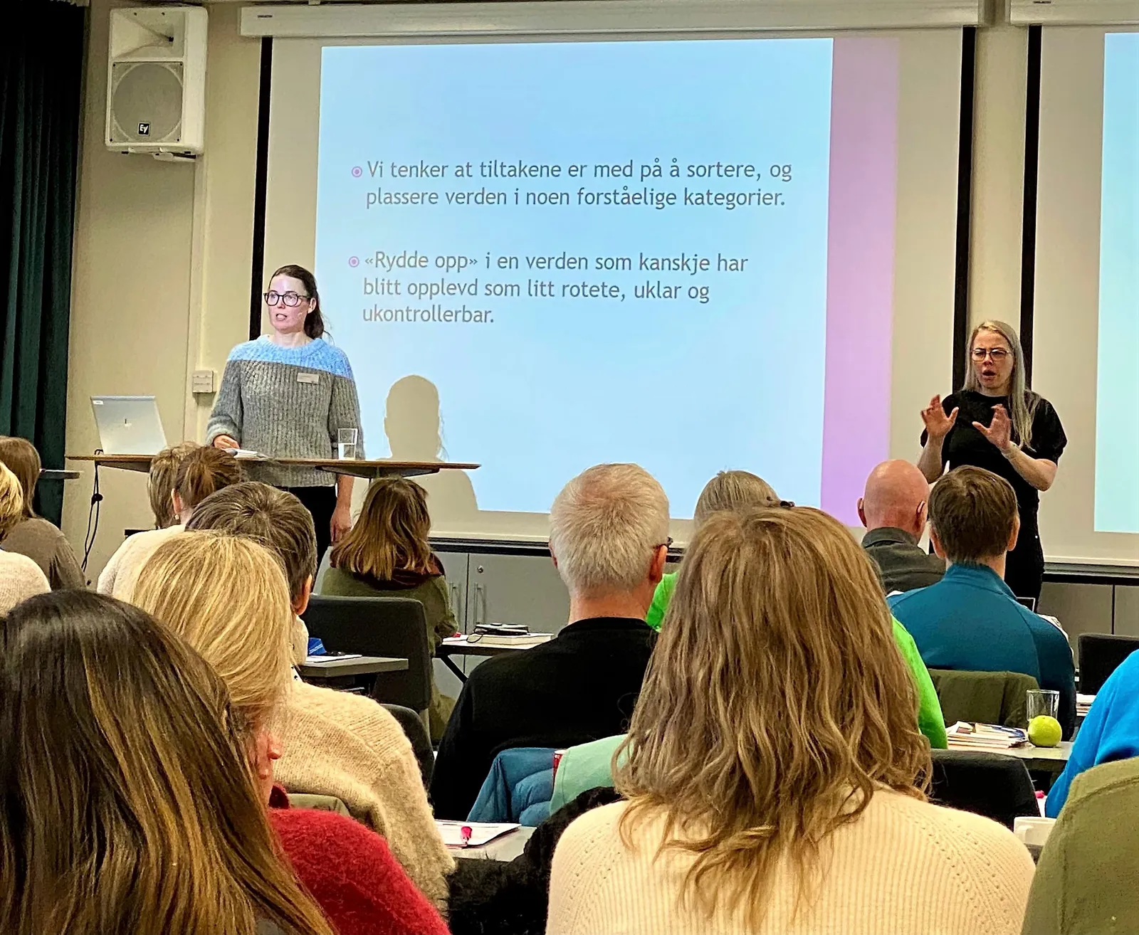 En kvinne som holder en presentasjon for et publikum