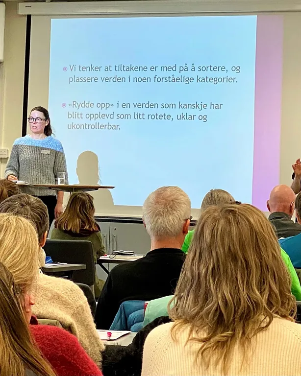 En kvinne som holder en presentasjon for et publikum