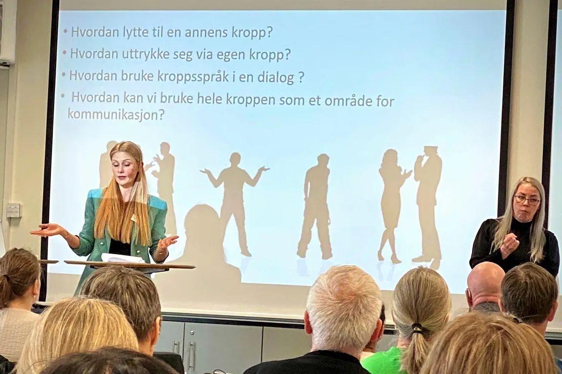 En person som holder en presentasjon