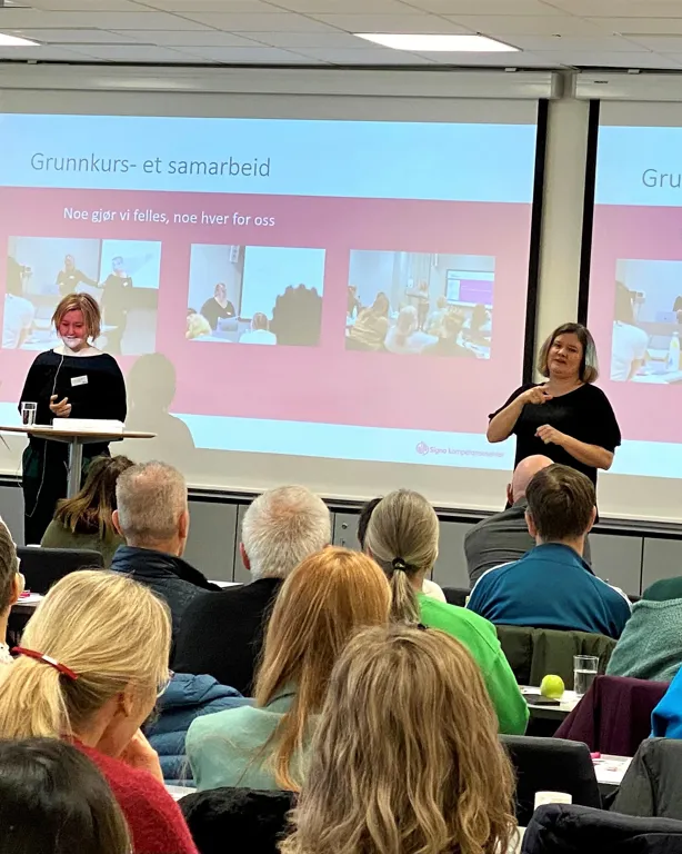 En gruppe mennesker som følger med på et foredrag