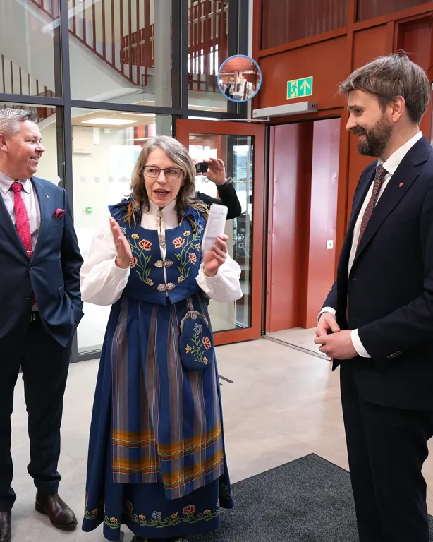 Tre festkledde mennesker