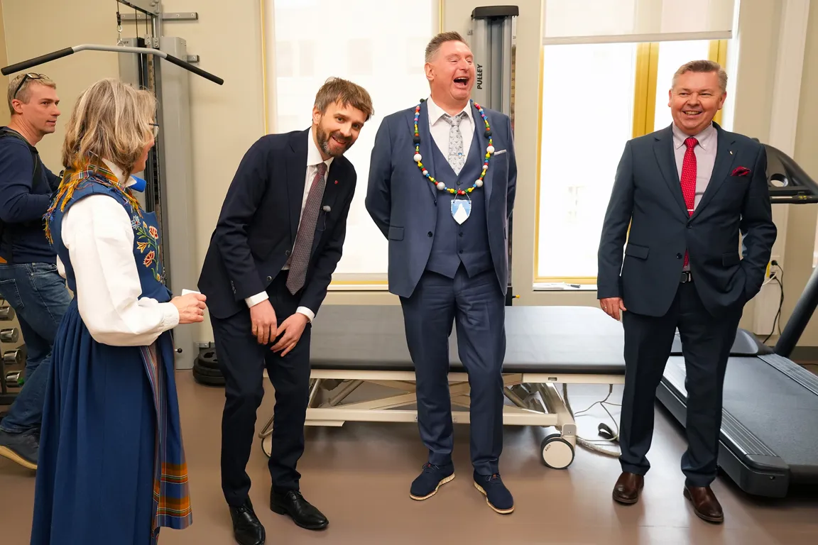 Fire festkledde mennesker