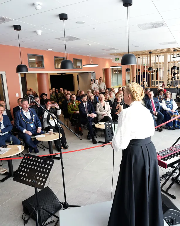 En gruppe mennesker som sitter i stoler