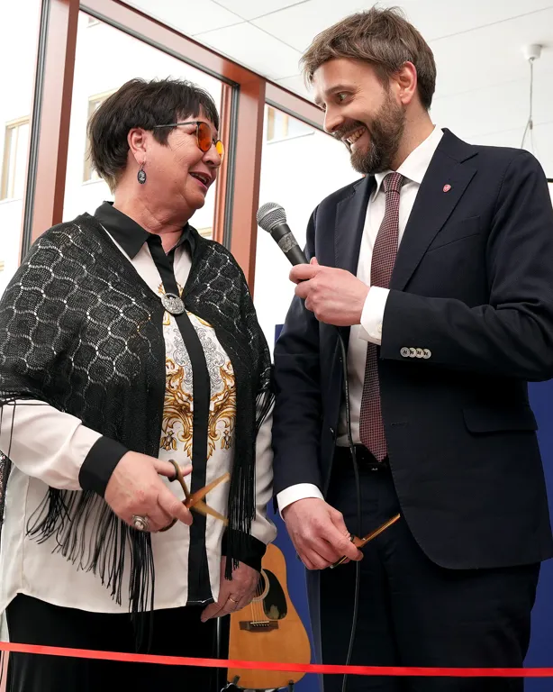 To festkledde mennesker