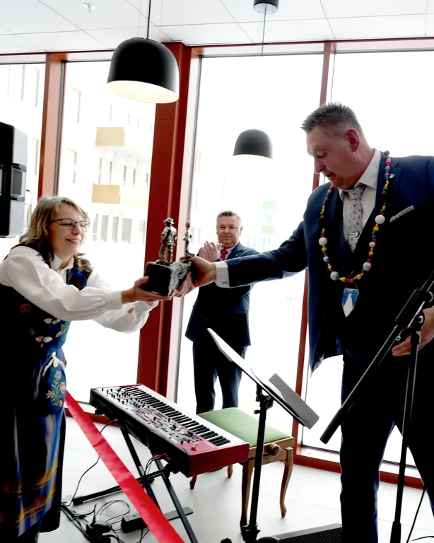 En mann og kvinne i et rom