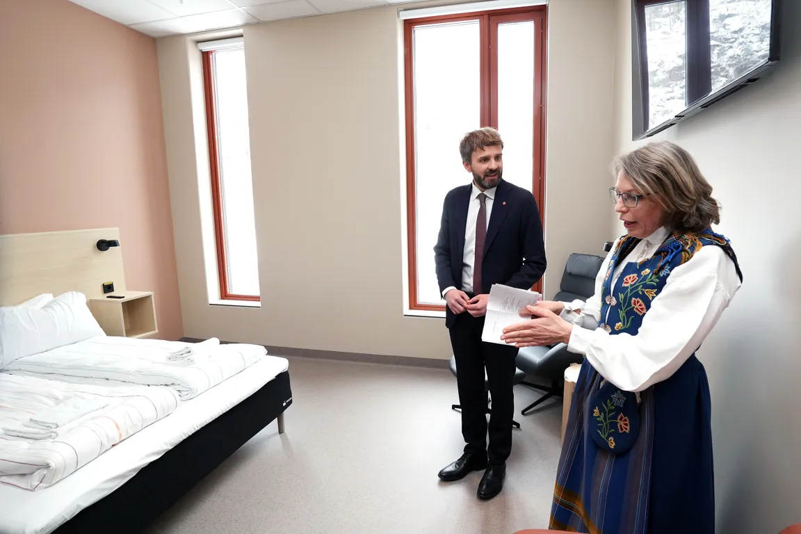 En mann og en kvinne i et rom med seng