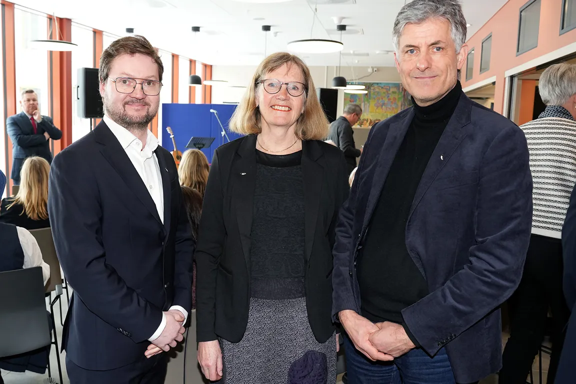 Tre festkledde mennesker