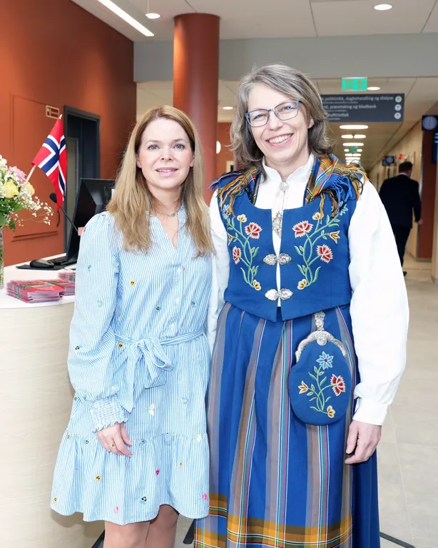 To festkledde kvinner som poserer for et bilde