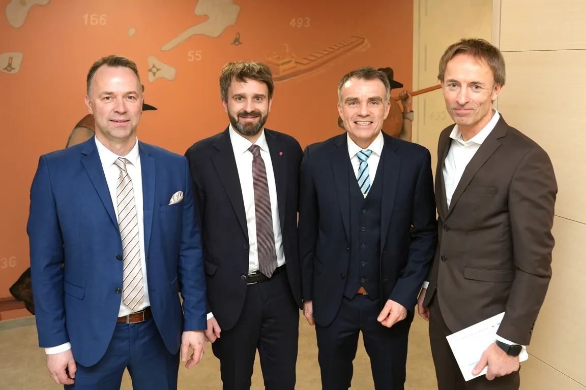 Fire dresskledde menn