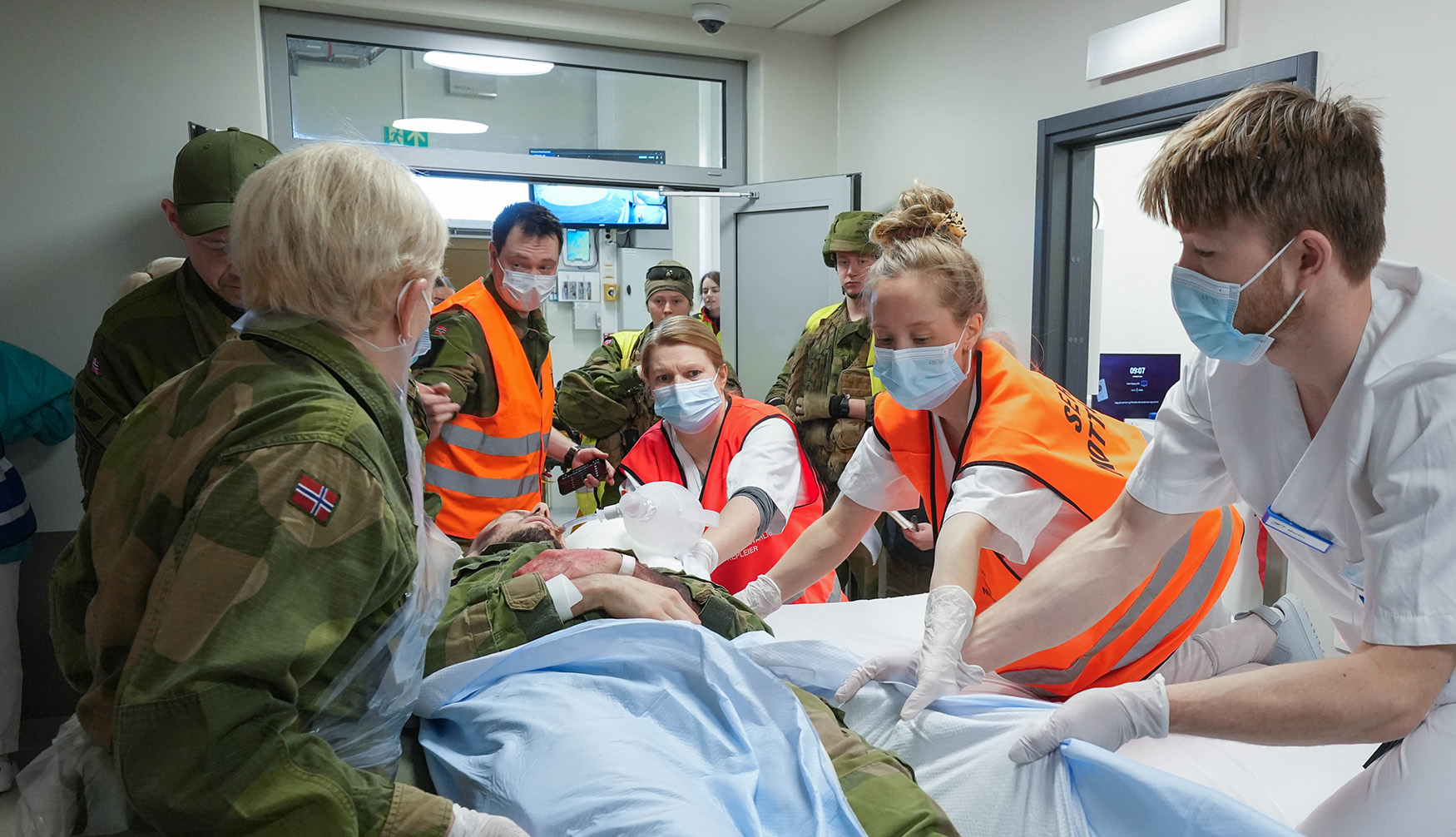 En gruppe mennesker i kirurgisk utstyr