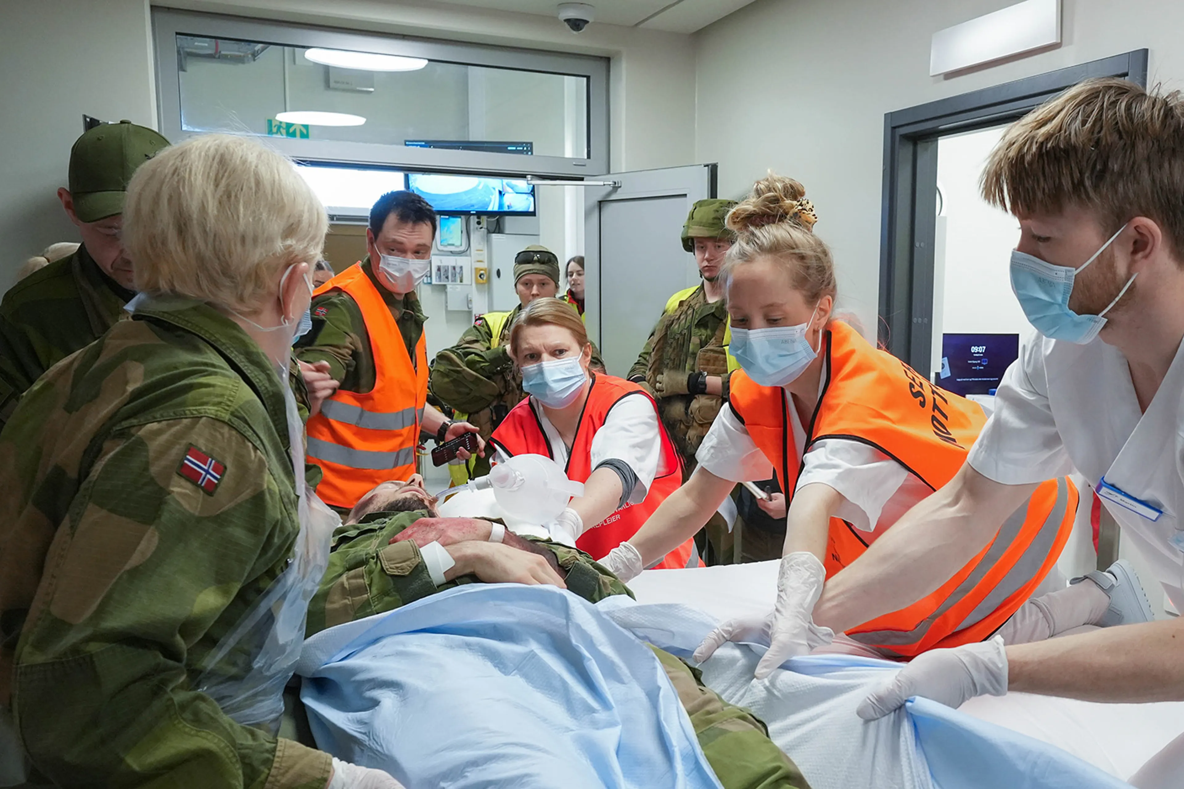 En gruppe mennesker i kirurgisk utstyr
