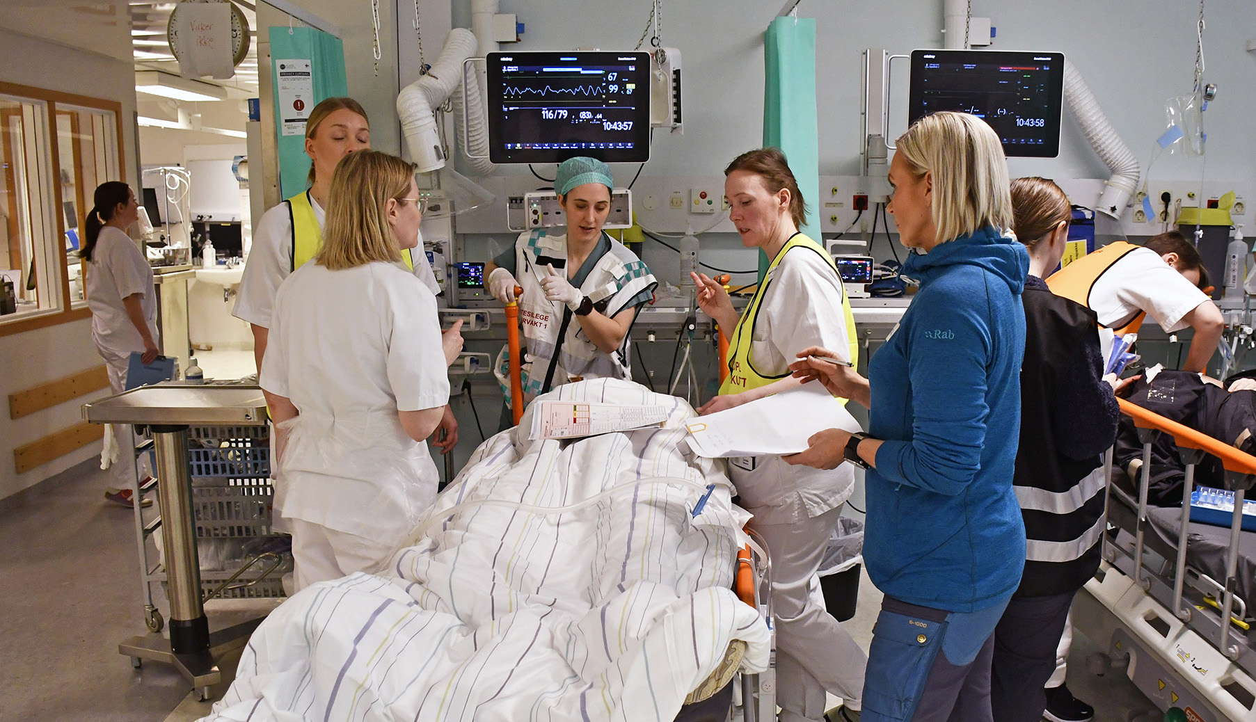 En gruppe mennesker på et sykehus