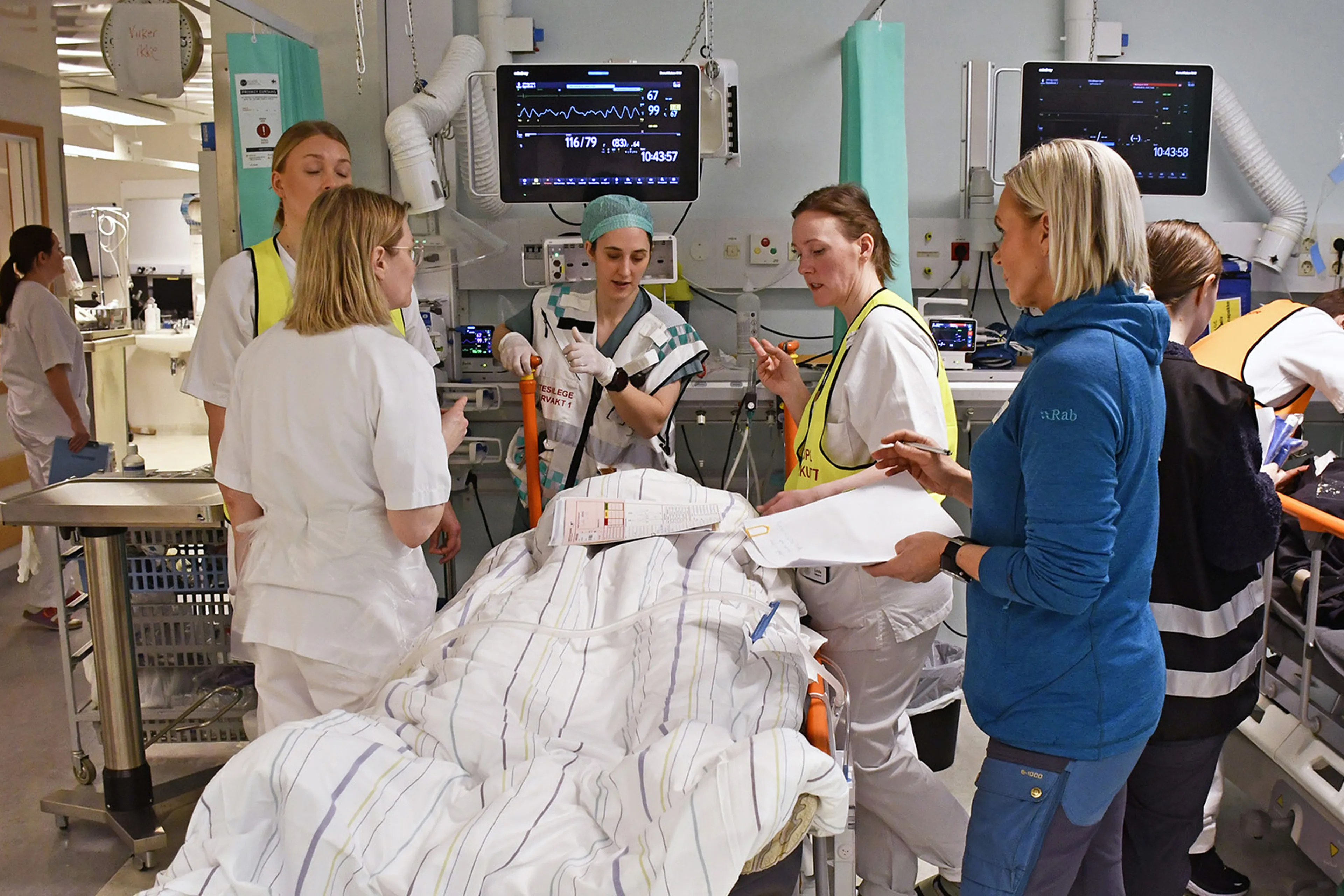 En gruppe mennesker på et sykehus