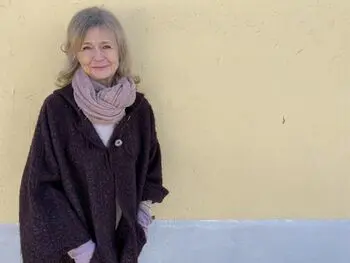 En kvinne i svart frakk