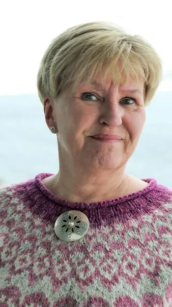 Portrettbilde av kvinne med lilla og grå genser